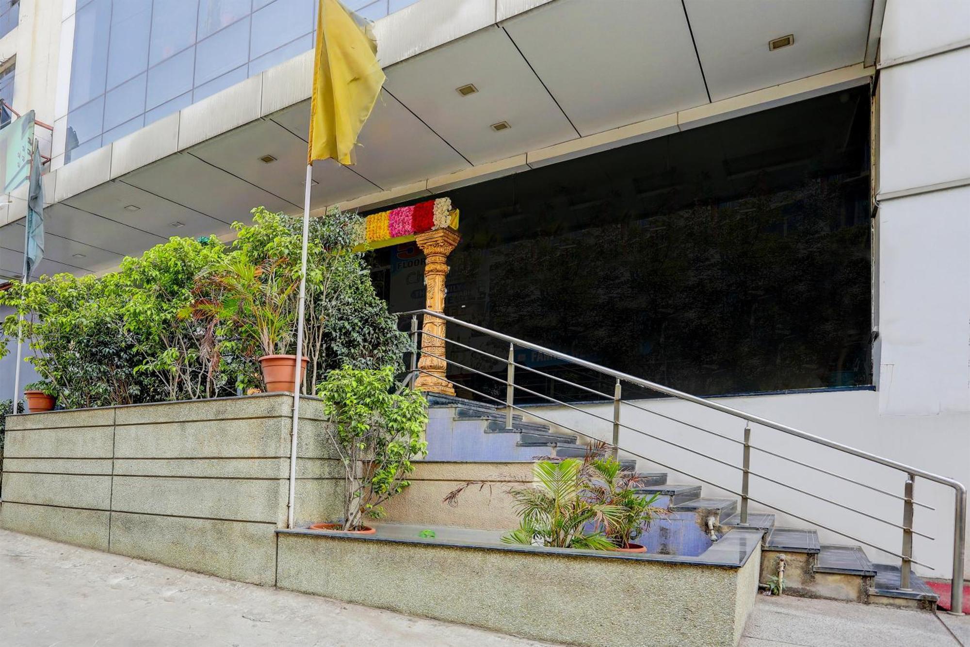 Capital O Surabhi Elite Near Miraj Cinemas - Shalini Shivani Sururnagar Экстерьер фото